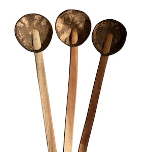 Puede incluir: Tres cucharas de madera con cuencos de cáscara de coco. Los mangos son largos y delgados, y los cuencos son redondos. Las cucharas están dispuestas en forma de abanico sobre un fondo blanco. El texto "Perfect for DIY Boho Decor" está en la parte superior.