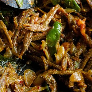 Sri Lankan Dried Sprats Anchovies (Halmasso) 400g | Salty Snack | Fried Fish | Asian Pantry Staple image 4