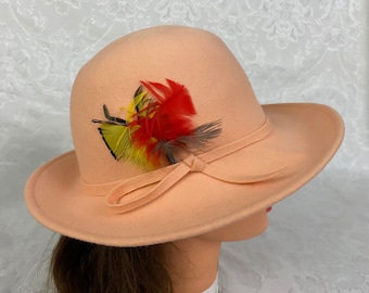 Woman's Vintage Hat Doeskin Peach Vagabond Style 100% Wool Felt Feather and Bow Accents H382