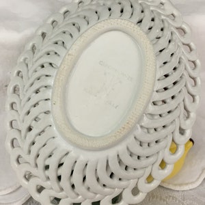 Może przedstawiać: Biała ceramiczna miska z plecionym wzorem. Miska ma wypukły owal w środku z nadrukowanym tekstem "Clayton, Ont.  Made in Italy".