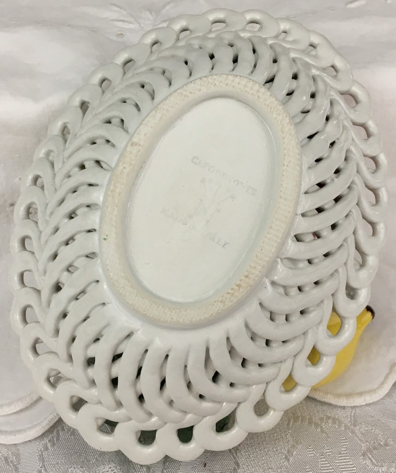 Może przedstawiać: Biała ceramiczna miska z plecionym wzorem. Miska ma wypukły owal w środku z nadrukowanym tekstem "Clayton, Ont.  Made in Italy".