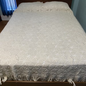 Vintage Handmade Popcorn Crochet Bedspread with Fringe Heirloom Quality Coverlet Full 76 x 85 Q204
