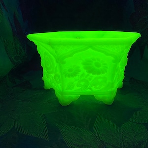 Vintage Fenton Art Glass Chrysanthemum Planter Bowl Lime Green Custard Satin Uranium FE230