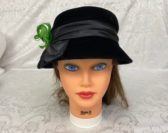 Vintage Woman's Black Velvet Cloche Fashion Hat Satin Ribbon Green Feather H364