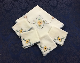 Vintage Hand Crafted Linen Tablecloth Embroidered  Flower Bulbs 4 Matching Napkins 30x32 LS40