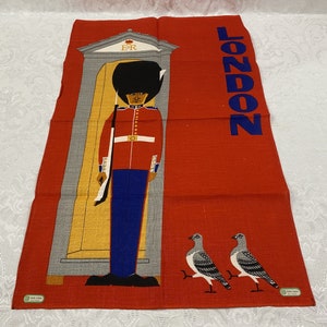 Vintage Irish Linen Tea Towel Printed Palace Guard Souvenir of Buckingham Castle London Unused T284