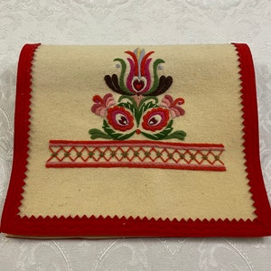 Vintage Felt Hand Crafted Table Runner Dresser Scarf Crewel Embroidery 41 1/2 x 15  R229