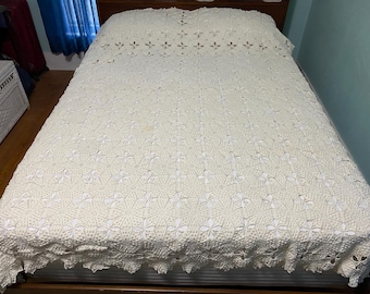 Vintage Handmade Bedspread Popcorn Crochet Pinwheels Heirloom Quality Coverlet 66 x 84 Q232