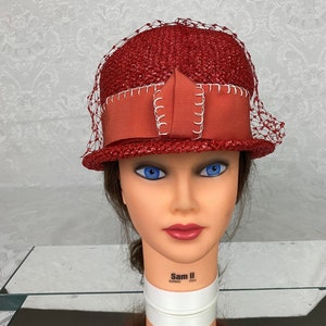 Vintage Women&#39;s Red Woven Raffia Straw Hat Bucket Top Hat Netted Lace Veil & Ribbon H263