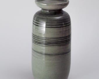 Vaso in gres realizzato a mano – Forma a bottiglia, grigio-verde con decorazione a fasce