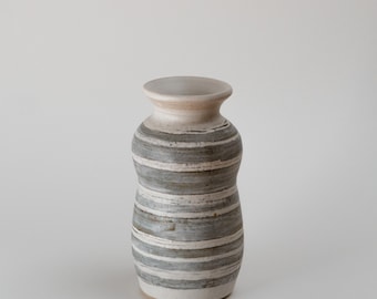 Vaso a bottiglia curvo in gres bianco e grigio con decorazione a fasce, realizzato a mano.