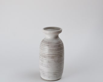 Vaso a bottiglia in gres bianco con delicata decorazione in manganese grigio/marrone, realizzato a mano.