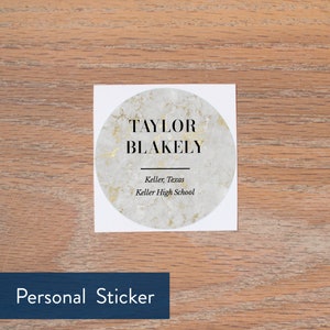 K&ouml;nnte beinhalten: Ein runder wei&szlig;er Aufkleber mit einem goldenen Marmormuster. Der Aufkleber hat schwarzen Text, der "TAYLOR BLAKELY", "Keller, Texas" und "Keller High School" lautet.