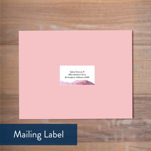 Puede incluir: Una etiqueta de env&iacute;o rosa con fondo blanco y un dise&ntilde;o de acuarela p&uacute;rpura. El texto en la etiqueta dice: "Alpha Omicron Pi, 800 Lakeshore Drive, Birmingham, Alabama 35229".