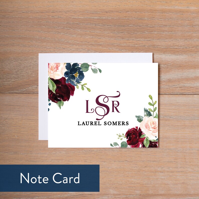 K&ouml;nnte beinhalten: Eine wei&szlig;e Notizkarte mit einem floralen Design in den Farben Burgunderrot, Marineblau und Blushrosa. Die Karte zeigt ein Monogramm der Buchstaben "LSR" in burgunderfarbener Schrift und den Text "LAUREL SOMERS" in Burgunderrot unterhalb des Monogramms.