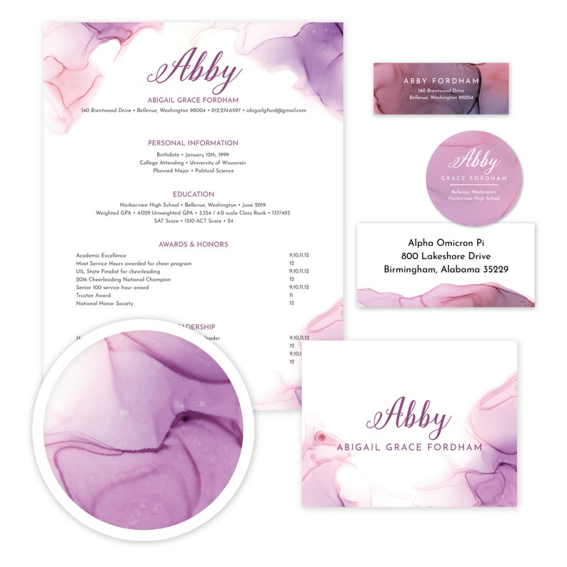 Puede incluir: Un conjunto de curr&iacute;culum y tarjeta de visita con un fondo de acuarela morado y rosa. El nombre Abby Abigail Grace Fordham aparece en el curr&iacute;culum y las tarjetas de visita. El curr&iacute;culum incluye informaci&oacute;n personal, educaci&oacute;n y premios y honores. La tarjeta de visita incluye el nombre, la direcci&oacute;n y el n&uacute;mero de tel&eacute;fono.