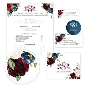 K&ouml;nnte beinhalten: Ein Satz druckbarer Briefpapier mit einem floralen Design in den Farben Burgunderrot, Rosa und Blau. Das Briefpapier umfasst eine Lebenslaufvorlage, eine Visitenkarte und einen Monogrammaufkleber. Der Text auf der Lebenslaufvorlage lautet "Laurel Rachel Somers" und enth&auml;lt Kontaktinformationen, Ausbildung, pers&ouml;nliche Informationen, Auszeichnungen und Preise, F&uuml;hrungsqualit&auml;ten und F&auml;higkeiten. Die Visitenkarte lautet "Laurel Somers" und enth&auml;lt die Adresse "140 Brentanod Drive, Bellevue, Washington 98004". Der Monogrammaufkleber lautet "BSR" und enth&auml;lt den Text "Laurel Rachel Somers" und die Adresse "Bellevue, Washington, Harborview High School".