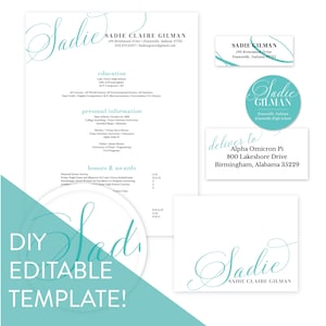 Puede incluir: Una plantilla imprimible para un anuncio de graduación. La plantilla presenta un esquema de color azul turquesa y una fuente cursiva. El texto en la plantilla dice "Sadie" y "Sadie Claire Gilman".