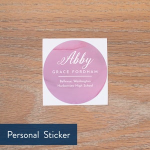 Puede incluir: Pegatina redonda rosa y blanca con el nombre Abby, Grace Fordham, Bellevue, Washington y Harborview High School escrito en texto blanco.