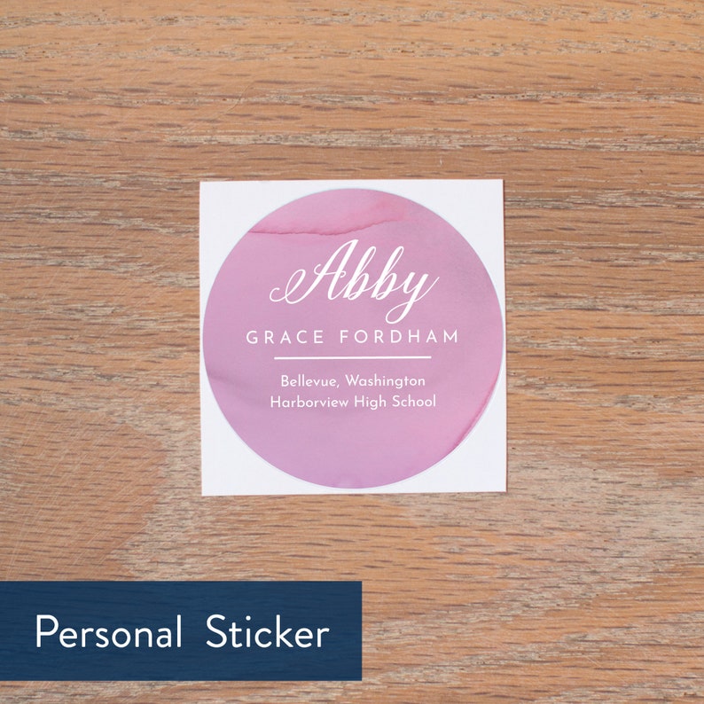 Puede incluir: Pegatina redonda rosa y blanca con el nombre Abby, Grace Fordham, Bellevue, Washington y Harborview High School escrito en texto blanco.