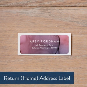 Puede incluir: Una etiqueta de direcci&oacute;n de devoluci&oacute;n blanca con un fondo de acuarela rosa y morado. El texto en la etiqueta dice "ABBY FORDHAM, 140 Brentwood Drive, Bellevue, Washington 98004". La etiqueta est&aacute; etiquetada como "Etiqueta de direcci&oacute;n de devoluci&oacute;n (casa)".