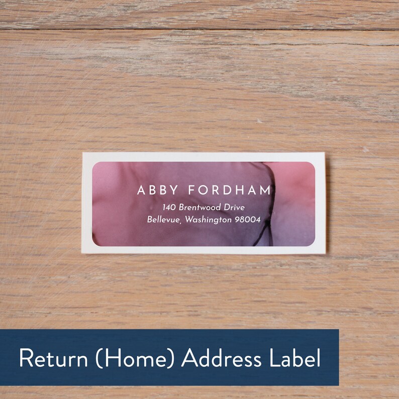 Puede incluir: Una etiqueta de direcci&oacute;n de devoluci&oacute;n blanca con un fondo de acuarela rosa y morado. El texto en la etiqueta dice "ABBY FORDHAM, 140 Brentwood Drive, Bellevue, Washington 98004". La etiqueta est&aacute; etiquetada como "Etiqueta de direcci&oacute;n de devoluci&oacute;n (casa)".