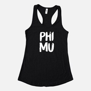 Puede incluir: Camiseta sin mangas negra con el texto blanco "PHI MU" en un estilo de pincelada audaz. La camiseta sin mangas tiene cuello redondo y diseño de espalda deportiva, adecuada para uso casual o entrenamientos.