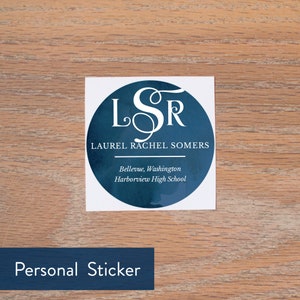 K&ouml;nnte beinhalten: Ein personalisierter Aufkleber in Blau und Wei&szlig; mit den Initialen "LSR" und dem Text "Laurel Rachel Somers, Bellevue, Washington, Harborview High School".