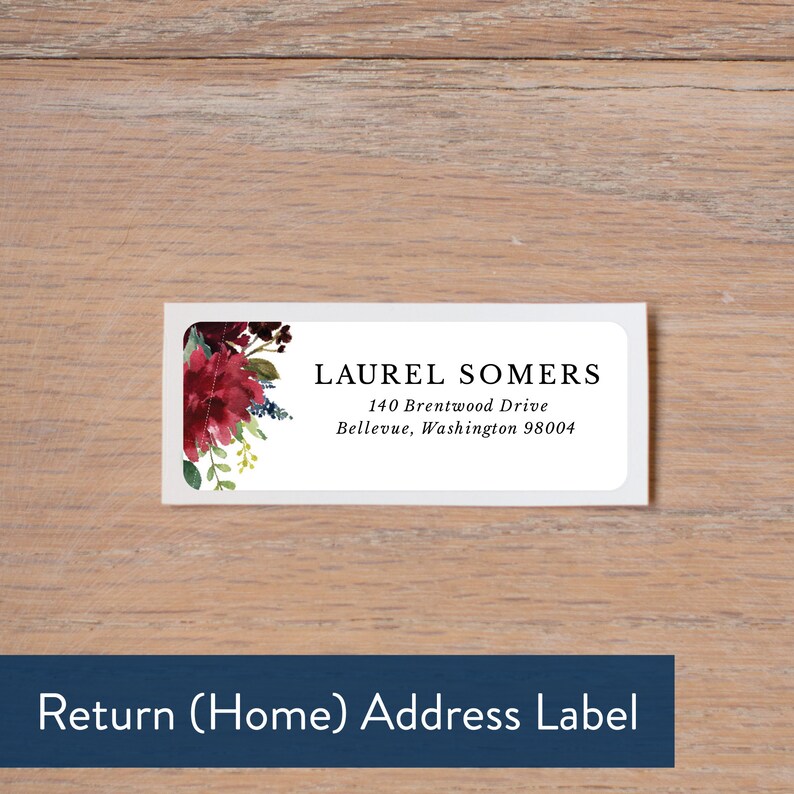 K&ouml;nnte beinhalten: Ein wei&szlig;es R&uuml;cksendeetikett mit einem floralen Design in Rot-, Gr&uuml;n- und Blaut&ouml;nen. Der Text auf dem Etikett lautet "LAUREL SOMERS, 140 Brentwood Drive, Bellevue, Washington 98004".