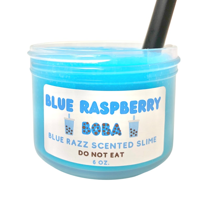 Puede incluir: Un slime con aroma a frambuesa azul en un recipiente de pl&aacute;stico transparente con una pajita negra. El recipiente tiene una etiqueta blanca que dice "Blue Raspberry Boba Blue Razz Scented Slime Do Not Eat 6 oz."