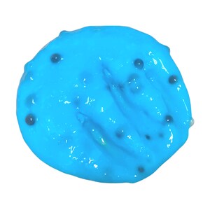 Puede incluir: Primer plano de una slime azul brillante con peque&ntilde;as motas negras.