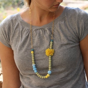 Collar de cuentas de arcilla de polímero largo colorido hecho a mano, collar de cuentas boho de playa de verano, collar de declaración hippie boho, joyería de moda yellow and blue