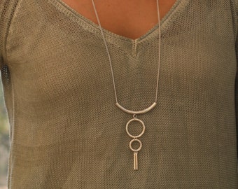 Collar llamativo geométrico de plata: collar largo estilo bohemio para combinar con otras prendas.
