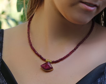 Biżuteria Boho,Biżuteria damska,Naszyjnik z rubinowym kamieniem szlachetnym,Naszyjnik z wisiorkiem rubinowym,Naszyjnik z kamieniem szlachetnym na lipiec,Czerwony naszyjnik,Czerwony naszyjnik z wisiorkiem