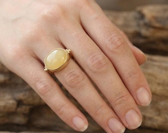 Anillo de calcita amarilla dorada • Anillo llamativo con piedra preciosa ovalada • Engaste de bisel hecho a mano Joyería artesanal audaz
