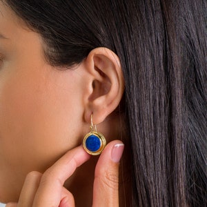 Handgefertigte Goldohrringe mit rundem Lapis Lazuli Edelstein • Statement Ohrringe • Herz Ohrringe • Geschenk für Sie • Muttertagsgeschenk