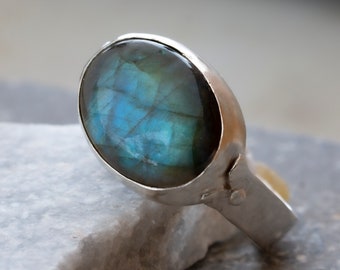 Blå labradorit sterlingsilverring: Handgjord oval ädelsten