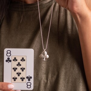 Lange zilveren ketting met klaverenhanger - Handgemaakte sieraden • Zilveren ketting met hanger • Klaverketting • Ambachtelijk vervaardigd • Gelukscadeau