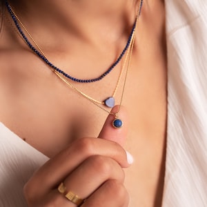 Gelaagde lapisketting, drielaagse ketting, ketting met meerdere hangers, lapis lazuli-ketting, gestapelde kettingen, meerstrengige kettingen