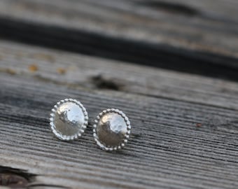 Zilveren stud oorbellen, sierlijke minimalistische oorbellen, eenvoudige delicate alledaagse oorbellen, handgemaakte sieraden, cadeau voor vrouwen, bruidsmeisje oorbellen