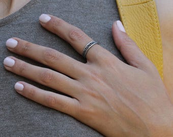 Anillo geométrico de plata oxidada para mujer • Banda calada oscura • Joyería artesanal moderna hecha a mano