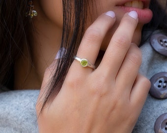 Round Peridot Silver Ring, Peridot Bezel Ring, Solitaire Rings For Women, Solitaire Peridot Ring, Peridot Ring, Mothers Day Gift-R558