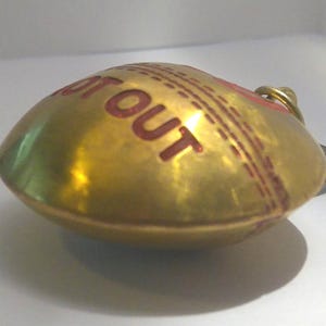 Cricket Lovers - Hand geformter Schlüsselanhänger aus Messing