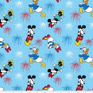 Pode incluir: Um tecido azul com um padrão repetido de Mickey Mouse e Donald Duck. Os personagens estão em várias poses, incluindo acenar, dar as mãos e ficar em pé. Também há fogos de artifício vermelhos, brancos e azuis no fundo.