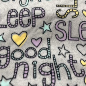 Il tessuto in pile Pastel Dream Words è largo 58" - 60" ed è adatto per coperte, plaid, coperte da annodare, pile a quadri.