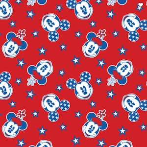 Pode incluir: Tecido vermelho com um padrão repetido de estrelas brancas e cabeças de Mickey Mouse azuis com orelhas vermelho, branco e azul. As cabeças de Mickey Mouse têm uma flor branca no topo.