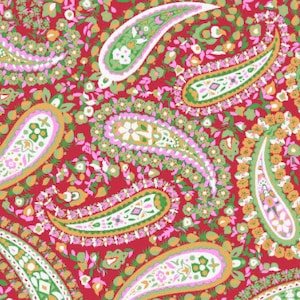 Pode incluir: Um tecido com padrão paisley vermelho com detalhes verdes, rosa e laranja. O tecido apresenta um padrão repetitivo de formas paisley com detalhes intrincados.