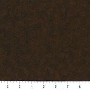 Pode incluir: Um close-up de um tecido castanho escuro com um padrão texturizado subtil. O tecido tem um aspeto ligeiramente manchado, o que lhe confere um aspeto rústico.