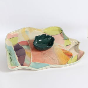 Plato de aperitivos de cerámica Nerikomi en tonos pastel, plato de queso jaspeado en verde azulado, rosa, amarillo y azul, tabla de embutidos de arcilla contemporánea para salsas
