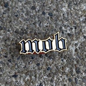 Spilla MOB in smalto morbido (oro/nero) per (cappelli, borse, gilet, giacche, berretti, cordini, ecc.)